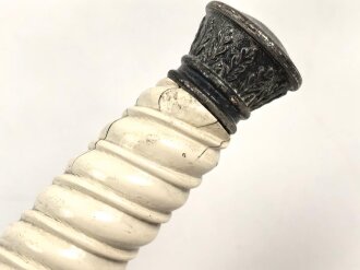 Dolch für Offiziere des Heeres. Saubere Klinge von Höller Solingen, weißes Griffstück, dieses wackelt etwas.