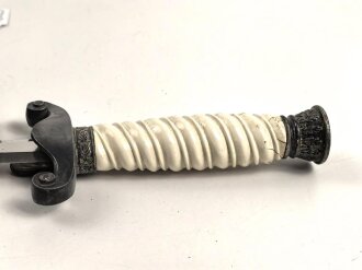 Dolch für Offiziere des Heeres. Saubere Klinge von Höller Solingen, weißes Griffstück, dieses wackelt etwas.