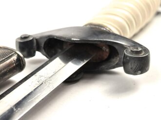 Dolch für Offiziere des Heeres. Saubere Klinge von Höller Solingen, weißes Griffstück, dieses wackelt etwas.