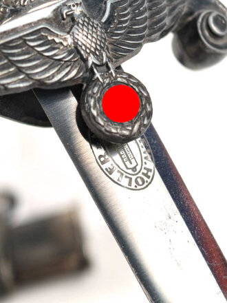 Dolch für Offiziere des Heeres. Saubere Klinge von Höller Solingen, weißes Griffstück, dieses wackelt etwas.