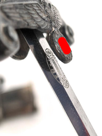 Dolch für Offiziere des Heeres. Saubere Klinge von Höller Solingen, weißes Griffstück, dieses wackelt etwas.