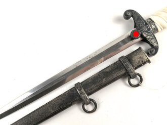 Dolch für Offiziere des Heeres. Saubere Klinge von Höller Solingen, weißes Griffstück, dieses wackelt etwas.