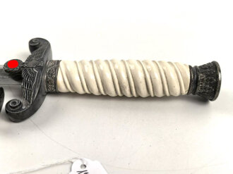 Dolch für Offiziere des Heeres. Saubere Klinge von Höller Solingen, weißes Griffstück, dieses wackelt etwas.