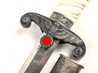 Dolch für Offiziere des Heeres. Saubere Klinge von Höller Solingen, weißes Griffstück, dieses wackelt etwas.