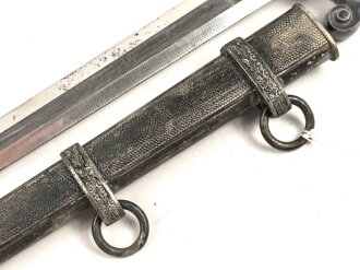 Dolch für Offiziere des Heeres. Saubere Klinge von Höller Solingen, weißes Griffstück, dieses wackelt etwas.