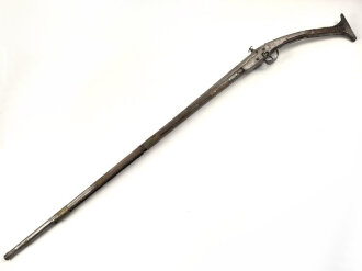 Steinschloss Muskete , Eisenbeschlagen, reich verziert, vermutlich Balkan. Gesamtlänge etwa 140cm. Alter und Herkunft unbekannt. KEINE PAYPAL ZAHLUNG FÜR DIESEN ARTIKEL