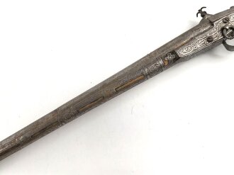 Steinschloss Muskete , Eisenbeschlagen, reich verziert, vermutlich Balkan. Gesamtlänge etwa 140cm. Alter und Herkunft unbekannt. KEINE PAYPAL ZAHLUNG FÜR DIESEN ARTIKEL