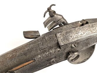 Steinschloss Muskete , Eisenbeschlagen, reich verziert, vermutlich Balkan. Gesamtlänge etwa 140cm. Alter und Herkunft unbekannt. KEINE PAYPAL ZAHLUNG FÜR DIESEN ARTIKEL