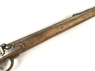 Scheibenbüchse mit gewaltigem Lauf. Keinerlei sichtbare Markierungen, Gesamtlänge 128cm, Alter und Herkunft unbekannt. Eigengewicht 8,5kg. KEINE PAYPAL ZAHLUNG FÜR DIESEN ARTIKEL