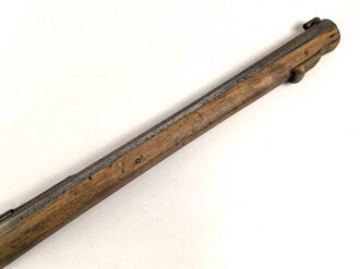 Scheibenbüchse mit gewaltigem Lauf. Keinerlei sichtbare Markierungen, Gesamtlänge 128cm, Alter und Herkunft unbekannt. Eigengewicht 8,5kg. KEINE PAYPAL ZAHLUNG FÜR DIESEN ARTIKEL