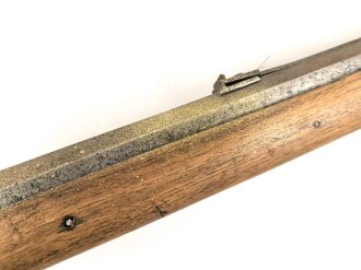 Scheibenbüchse mit gewaltigem Lauf. Keinerlei sichtbare Markierungen, Gesamtlänge 128cm, Alter und Herkunft unbekannt. Eigengewicht 8,5kg. KEINE PAYPAL ZAHLUNG FÜR DIESEN ARTIKEL