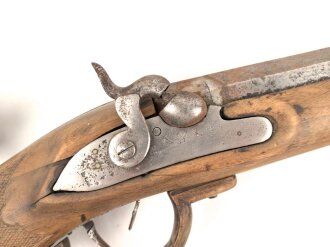 Scheibenbüchse mit gewaltigem Lauf. Keinerlei sichtbare Markierungen, Gesamtlänge 128cm, Alter und Herkunft unbekannt. Eigengewicht 8,5kg. KEINE PAYPAL ZAHLUNG FÜR DIESEN ARTIKEL