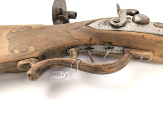 Scheibenbüchse mit gewaltigem Lauf. Keinerlei sichtbare Markierungen, Gesamtlänge 128cm, Alter und Herkunft unbekannt. Eigengewicht 8,5kg. KEINE PAYPAL ZAHLUNG FÜR DIESEN ARTIKEL