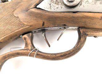 Scheibenbüchse mit gewaltigem Lauf. Keinerlei sichtbare Markierungen, Gesamtlänge 128cm, Alter und Herkunft unbekannt. Eigengewicht 8,5kg. KEINE PAYPAL ZAHLUNG FÜR DIESEN ARTIKEL