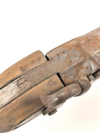 Scheibenbüchse mit gewaltigem Lauf. Keinerlei sichtbare Markierungen, Gesamtlänge 128cm, Alter und Herkunft unbekannt. Eigengewicht 8,5kg. KEINE PAYPAL ZAHLUNG FÜR DIESEN ARTIKEL