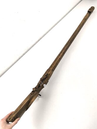 Scheibenbüchse mit gewaltigem Lauf. Keinerlei sichtbare Markierungen, Gesamtlänge 128cm, Alter und Herkunft unbekannt. Eigengewicht 8,5kg. KEINE PAYPAL ZAHLUNG FÜR DIESEN ARTIKEL