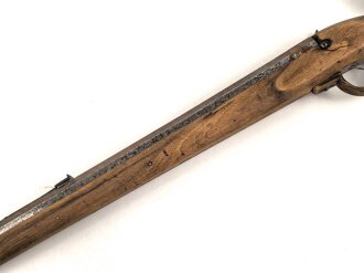 Scheibenbüchse mit gewaltigem Lauf. Keinerlei sichtbare Markierungen, Gesamtlänge 128cm, Alter und Herkunft unbekannt. Eigengewicht 8,5kg. KEINE PAYPAL ZAHLUNG FÜR DIESEN ARTIKEL