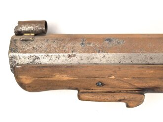 Scheibenbüchse mit gewaltigem Lauf. Keinerlei sichtbare Markierungen, Gesamtlänge 128cm, Alter und Herkunft unbekannt. Eigengewicht 8,5kg. KEINE PAYPAL ZAHLUNG FÜR DIESEN ARTIKEL