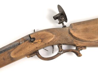 Scheibenbüchse mit gewaltigem Lauf. Keinerlei sichtbare Markierungen, Gesamtlänge 128cm, Alter und Herkunft unbekannt. Eigengewicht 8,5kg. KEINE PAYPAL ZAHLUNG FÜR DIESEN ARTIKEL