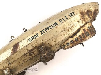 Blechspielzeug, Luftschiff "Graf Zeppelin DLZ 127" Hersteller Tippco. Gesamtlänge 43cm, unvollständig, ungereinigt, ohne Funktion