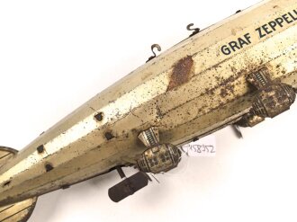 Blechspielzeug, Luftschiff "Graf Zeppelin DLZ 127" Hersteller Tippco. Gesamtlänge 43cm, unvollständig, ungereinigt, ohne Funktion