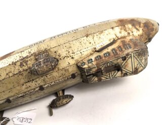Blechspielzeug, Luftschiff "Graf Zeppelin DLZ 127" Hersteller Tippco. Gesamtlänge 43cm, unvollständig, ungereinigt, ohne Funktion