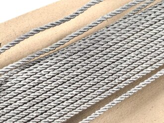 Kragenkordel Metallfaden, Durchmesser 3,5mm. die Seele leuchtet schwach unter UV Licht. Etwa 5 Meter insgesamt