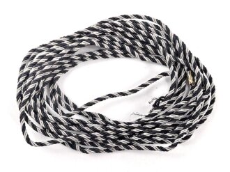 Schwarz-silberne Kragenkordel Durchmesser knapp 3mm. die Seele leuchtet schwach unter UV Licht. Etwa 370cm insgesamt