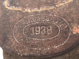 Heer, Koppelschloss für Mannschaften aus Aluminium. Getragenes Stück, die Lederzunge datiert 1938