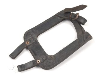 III.Reich, schwarzes Spatenleder für Angehörige von Parteiverbänden. Typisches Eigentumstück, konnte man so bei einer Vielzahl von Versendern Bestellen.Ungereinigtes Stück