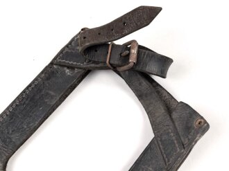 III.Reich, schwarzes Spatenleder für Angehörige von Parteiverbänden. Typisches Eigentumstück, konnte man so bei einer Vielzahl von Versendern Bestellen.Ungereinigtes Stück