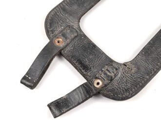 III.Reich, schwarzes Spatenleder für Angehörige von Parteiverbänden. Typisches Eigentumstück, konnte man so bei einer Vielzahl von Versendern Bestellen.Ungereinigtes Stück