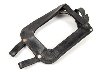 III.Reich, schwarzes Spatenleder für Angehörige von Parteiverbänden. Typisches Eigentumstück, konnte man so bei einer Vielzahl von Versendern Bestellen.Ungereinigtes Stück