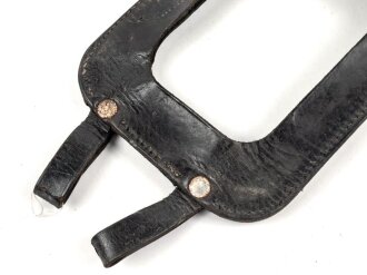 III.Reich, schwarzes Spatenleder für Angehörige von Parteiverbänden. Typisches Eigentumstück, konnte man so bei einer Vielzahl von Versendern Bestellen.Ungereinigtes Stück