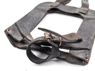 III.Reich, schwarzes Spatenleder für Angehörige von Parteiverbänden. Typisches Eigentumstück, konnte man so bei einer Vielzahl von Versendern Bestellen.Ungereinigtes Stück