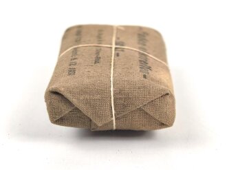 Verbandpäckchen Wehrmacht für den Verbandkasten und die Verbandspäckchentasche der Feldbluse. Kleines Modell datiert 1937