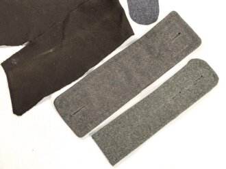 Konvolut Uniformstoff, das Stück Heerestsoff mit den beiden Knopflöchern in den Maßen 8,5 x 30cm