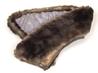 Fellkragen für einen Mantel. Einknöpfbar, die äußeren beiden Knopflöcher haben einen Abstand von etwa 47cm