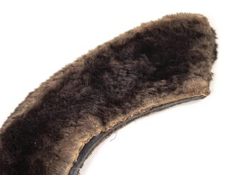 Fellkragen für einen Mantel. Einknöpfbar, die äußeren beiden Knopflöcher haben einen Abstand von etwa 47cm