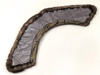Fellkragen für einen Mantel. Einknöpfbar, die äußeren beiden Knopflöcher haben einen Abstand von etwa 47cm