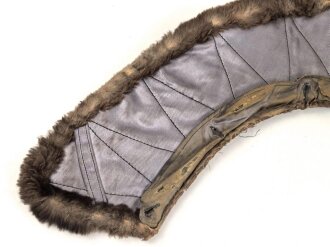 Fellkragen für einen Mantel. Einknöpfbar, die äußeren beiden Knopflöcher haben einen Abstand von etwa 47cm