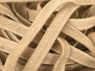 Bündel in Streifen geschnittene Tierhaut ?  Breite...