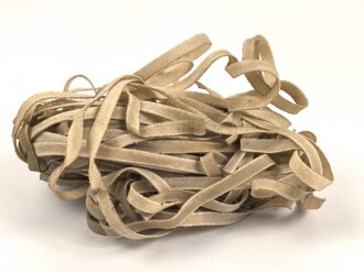 Bündel in Streifen geschnittene Tierhaut ?  Breite je 7,8mm.