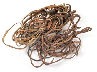 Bündel Lederriemen, dazu diverse lose Riemen, Breite des Bündels etwa 21cm