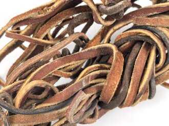 Bündel Lederriemen, dazu diverse lose Riemen, Breite des Bündels etwa 21cm