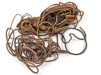 Bündel Lederriemen, dazu diverse lose Riemen, Breite des Bündels etwa 21cm