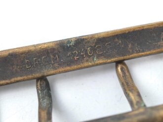 Schliesse zum Zweidornkoppel für Offiziere. DRGM markiert, die Versilberung fehlt vollständig.Innenmaß 45mm