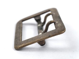 Schliesse zum Zweidornkoppel für Offiziere. DRGM markiert, die Versilberung fehlt vollständig.Innenmaß 45mm