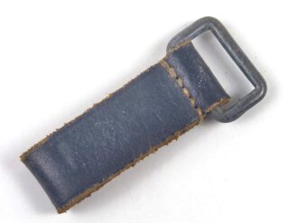 Aufschiebeschlaufe Wehrmacht . Wurde benutzt um z.B. die Feldflasche ans Koppel zu hängen