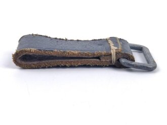 Aufschiebeschlaufe Wehrmacht . Wurde benutzt um z.B. die Feldflasche ans Koppel zu hängen